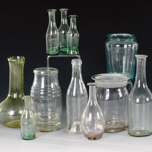 8 verschiedene Flaschen und 3 Vorratsgläser 

8个不同的瓶子和3个储存罐。 
18世纪下半叶/19世纪上半叶。
各&hellip;