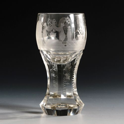 Freimaurerglas 

共济会的玻璃。 
19世纪下半叶。
无色玻璃。高13.5厘米。
所谓的罗马大炮。钟形杯，切面巨大的轴，脱位的断裂。镌刻着各种共&hellip;