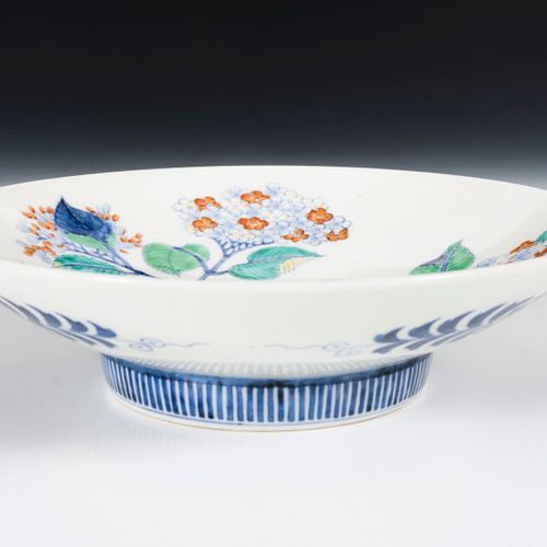 Teller mit Hortensie 

绣球花的盘子。 
东亚。
瓷器，部分涂有釉下彩的蓝色。直径22厘米。
浅碗，有底边，镜面上有优质彩绘的绣球花枝，开&hellip;