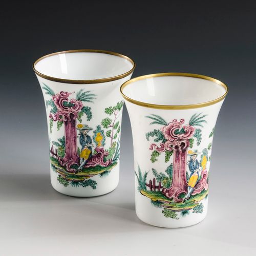 Paar Milchglasbecher mit Emailmalerei 

Pair of milk glass cups with enamel pain&hellip;