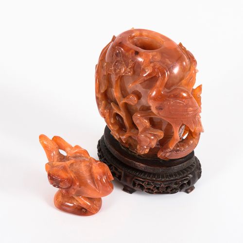 Geschnitztes Gefäß aus rötlichem Stein 

Vaisseau sculpté en pierre rougeâtre. 
&hellip;