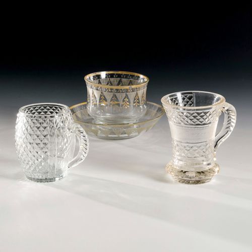 2 Henkelbecher und Schale mit Unterteller 

2个杯子和1个带碟子的碗。 
1800年左右/19世纪上半叶。
无色玻璃&hellip;