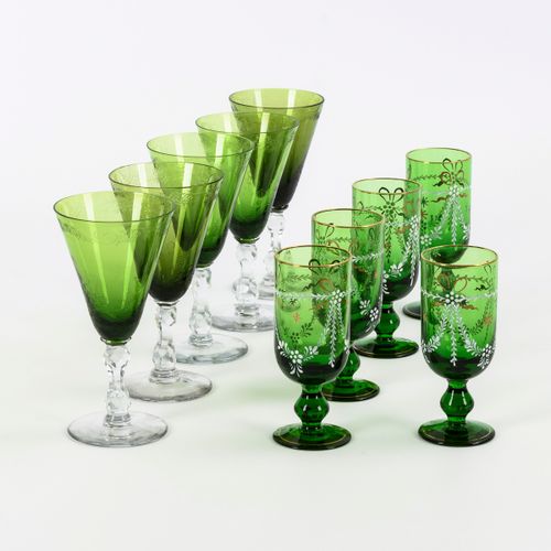 5 + 5 Kelchgläser 

5+5个高脚杯。 
1900年左右。
无色和绿色玻璃，蚀刻装饰和白色珐琅彩绘，部分金色装饰。高11.5和14.5厘米。
&hellip;