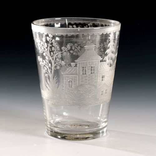 Gravierter Becher 

雕刻的杯子。 
19世纪上半叶。
无色玻璃，有两个石质内含物，有刻痕；拆毁。高12,5厘米。
圆锥形高脚杯，描绘了一个有&hellip;
