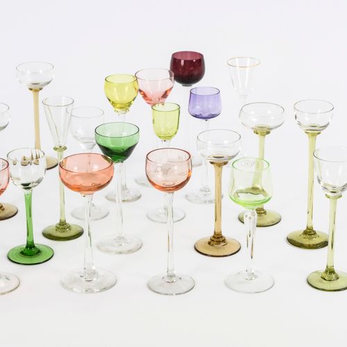 20 Likörgläser 

20个利口酒杯。 
20世纪初。
高13-15厘米。
各种设计的部分彩色干杯。