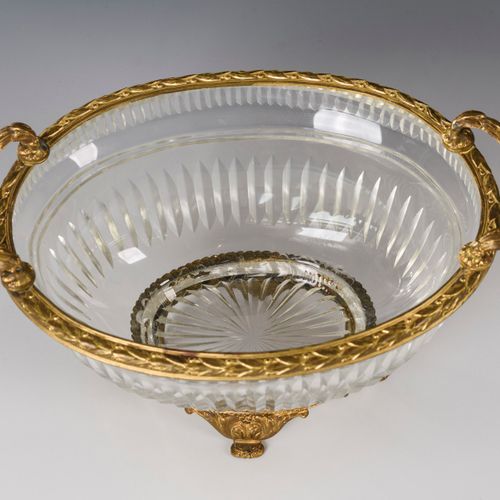 Schale mit Bronzemontierung 

带有青铜安装的碗。 
1880年左右。法国。
无色模具吹制的玻璃，有长方形切割和底部星形。高11,5&hellip;