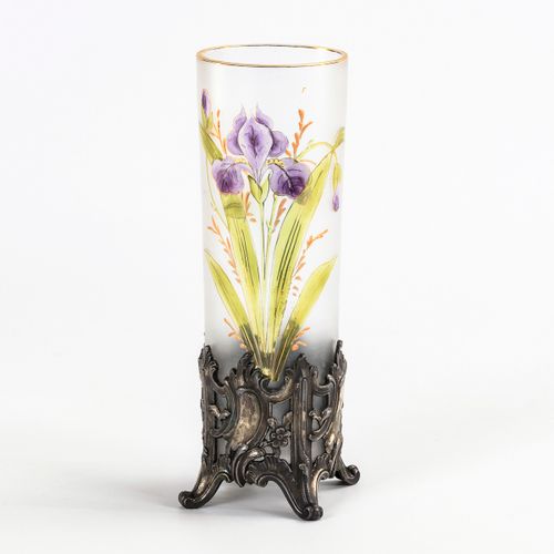 Jugendstil-Vase mit Emailmalerei 

新艺术风格的珐琅彩画花瓶。 WMF。
1900年左右。
无色磨砂玻璃，多色珐琅彩绘，金色装&hellip;