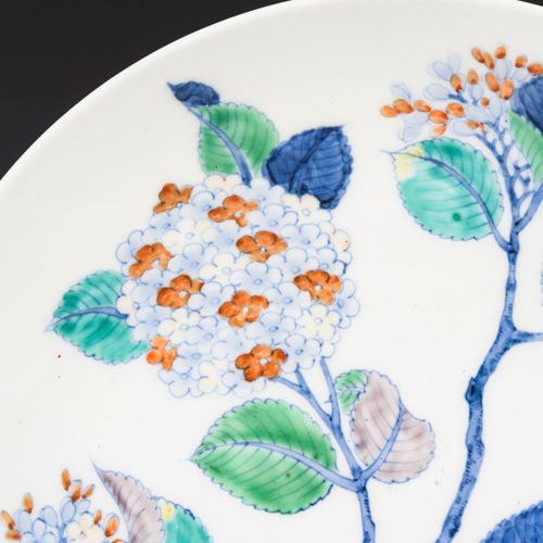 Teller mit Hortensie 

绣球花的盘子。 
东亚。
瓷器，部分涂有釉下彩的蓝色。直径22厘米。
浅碗，有底边，镜面上有优质彩绘的绣球花枝，开&hellip;