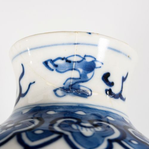VASE MIT DRACHENDEKOR 

龙形装饰的花瓶。 
中国。标记的。
瓷器上有釉下蓝画。高22,5厘米。
小柱形花瓶，云纹间有两条龙的装饰。颈部边&hellip;