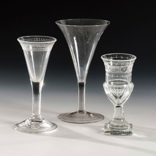 2 + 1 Empire-Gläser 

2 + 1 Empire glasses. 
Around 1800.
Colourless, 1x mangane&hellip;