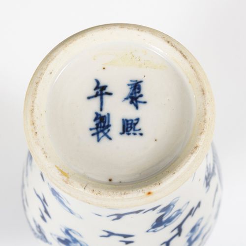 VASE MIT DRACHENDEKOR 

Vase mit Drachendekor. 
China.Gemarkt.
Porzellan mit Unt&hellip;