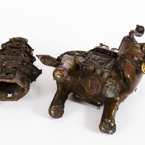 Elefant mit  Pagodenaufsatz 

Elephant with pagoda top. 
East Asia.
Bronze.Total&hellip;