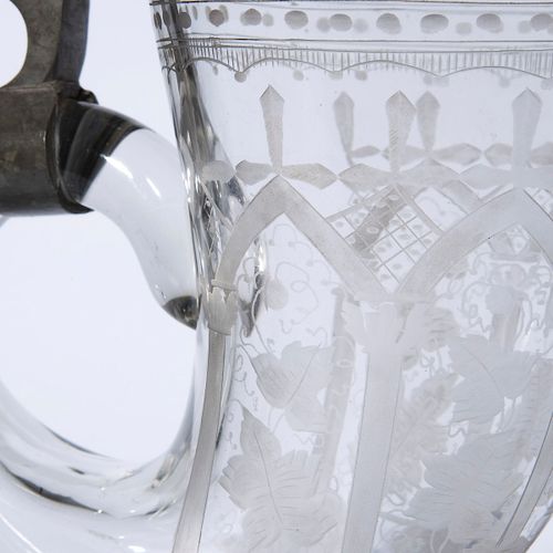 Füllhorn-Krug 

玉米穗壶。 
19世纪下半叶。
高度：25厘米。
无色玻璃，有切割装饰。周围有藤叶和装饰品。脚下有藤叶镶边。汉堡奥托-维托夫的锡&hellip;
