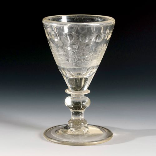 Graviertes Pokalglas 

雕刻的高脚杯。 

无色的厚壁玻璃；拆迁。高19厘米。
以埃利亚斯-罗斯巴赫的风格设计的玻璃杯，有圆锥形的穹顶，栏&hellip;