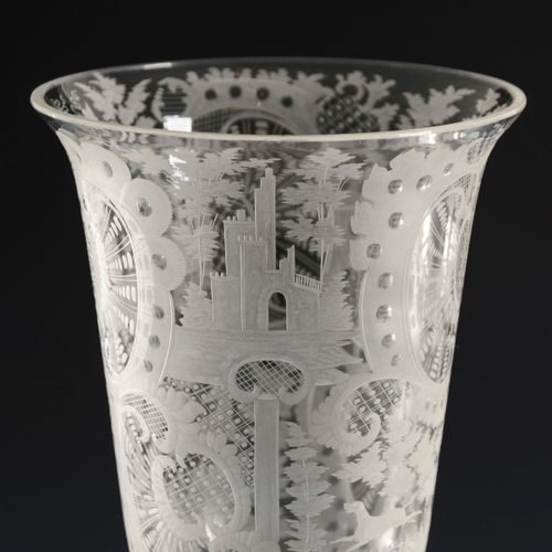 Paar große, gravierte Kelchgläser 

Pair of large engraved goblets. 
20th c.Bohe&hellip;