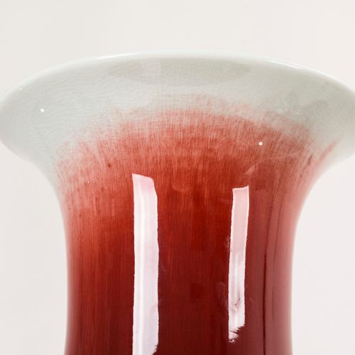 Außergewöhnlich große Bodenvase mit Ochsenblut-Laufglasur 

Vaso a fondo straord&hellip;