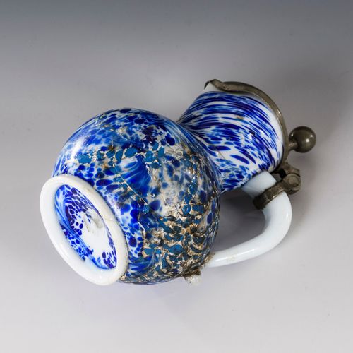 Milchglaskrug und -untertasse 

牛奶玻璃壶和碟子。 
18世纪。
牛奶玻璃，1个带蓝色和1个带紫色珐琅的，有拆解。
小球状壶，带&hellip;