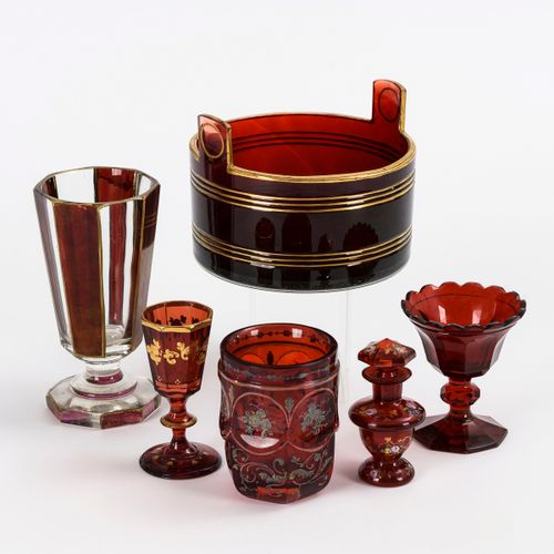 Konvolut rotes Glas 

Set of red glass. 
2nd half of the 19th century.
Colourles&hellip;