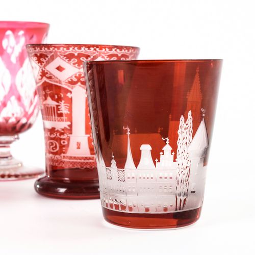 4 Becher und 1 Kelchglas 

4个杯子和1个高脚杯。 
19/20世纪下半叶。
无色玻璃，3次染成红色，2次覆上红色。高8-12,5厘米&hellip;