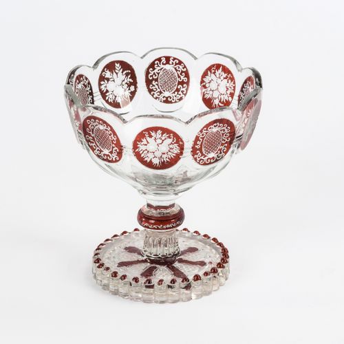 Gravierte Fußschale 

雕刻的脚碗。 
19世纪下半叶。
无色，部分红色的彩色玻璃。高14厘米。
碗上有十个刻面，轴上有成型的圆底。碗上有刻&hellip;
