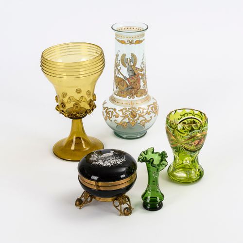 2 Vasen, Kelchglas, Becher und Dose 

2个花瓶，高脚杯，杯子和盒子。 
19世纪末。

带有多色珐琅骑士图案的花瓶（高24&hellip;