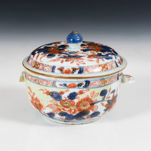 Kleine Imaridose 

小伊马利亚特病。 
18世纪。日本。
瓷器。
古典伊万里装饰的碗，有两个把手和平盖。碗完全修复，清漆变黑。一个手柄断裂，但&hellip;