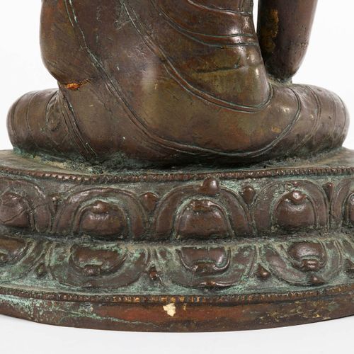 Bronze-Buddha 

Bronze Buddha. 

H 22 cm.4,5 kg.
Buddha in interlocking seat wit&hellip;