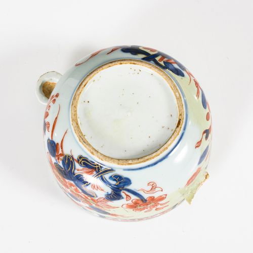 Kleine Imaridose 

小伊马利亚特病。 
18世纪。日本。
瓷器。
古典伊万里装饰的碗，有两个把手和平盖。碗完全修复，清漆变黑。一个手柄断裂，但&hellip;