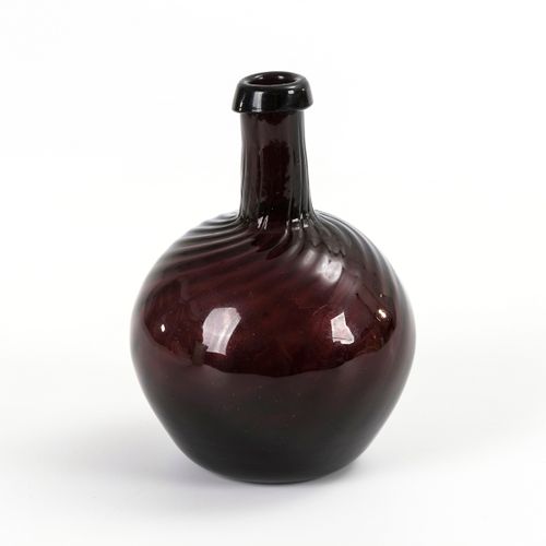 Kugelflasche 

球瓶。 
19世纪初。南德。
紫色玻璃，有破损。高14厘米。
斜面光学吹制的瓶子，口沿向外翻。