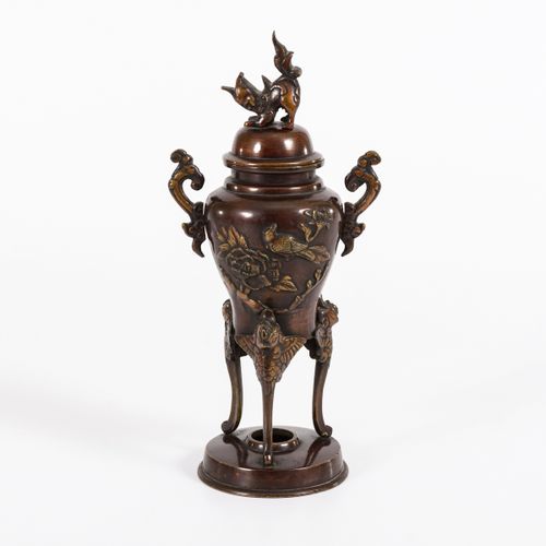 Dreibeinige Deckelvase 

Three-legged lidded vase. 
Probably China.
Burnished br&hellip;