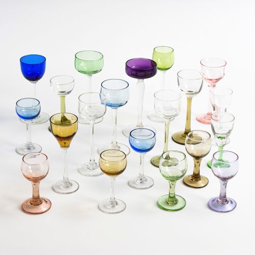 20 verschiedene Likörgläser 

20 different liqueur glasses. 
Beginning of the 20&hellip;