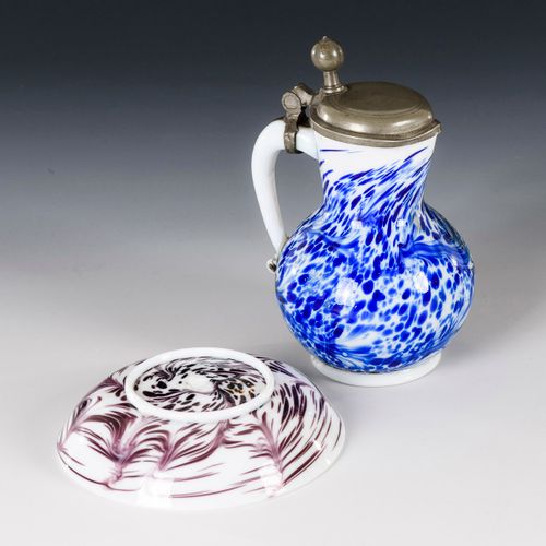 Milchglaskrug und -untertasse 

牛奶玻璃壶和碟子。 
18世纪。
牛奶玻璃，1个带蓝色和1个带紫色珐琅的，有拆解。
小球状壶，带&hellip;