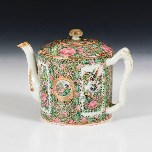 Teekanne mit Blumenmalerei 'famille verte' 

茶壶与花卉画 "famille verte"。 
中国。
瓷器上的多色&hellip;