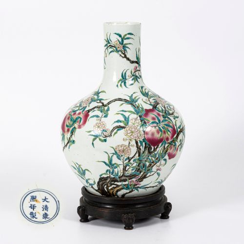 Große, museale Vase mit Pfirsichen und Pfirsichblüten 

博物馆的大花瓶里有桃子和桃花。 
中国。标有康熙&hellip;
