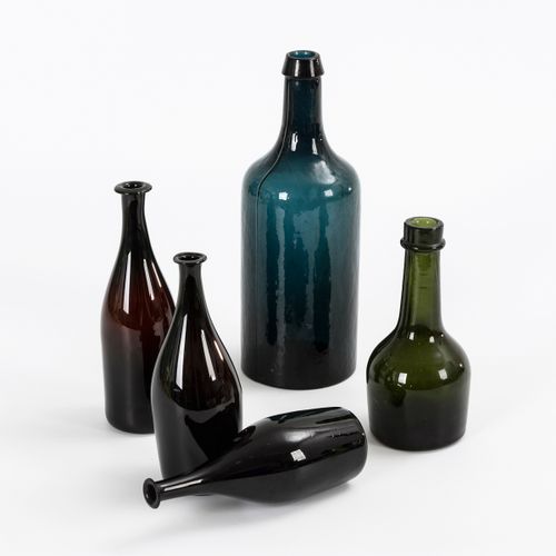 5 verschiedene Flaschen 

5个不同的瓶子。 
19世纪。德国人。
棕色、绿松石色和绿色玻璃；部分有破损。
3个药瓶（高16,5 - 1&hellip;