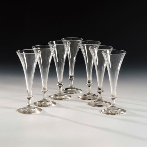 7 Sektflöten 

7只香槟酒杯。 
19世纪。
无色玻璃；错位断裂。高15.5厘米。