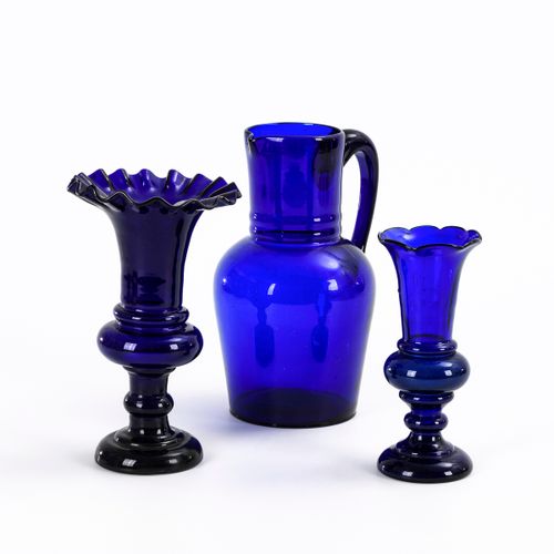 Kobaltglas-Krug und 2 -Vasen 

Pichet en verre cobalt et 2 vases. 
2ème moitié d&hellip;
