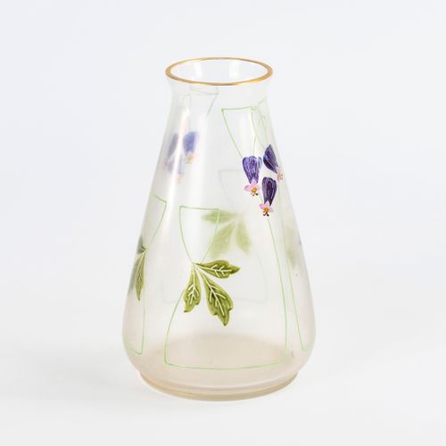 Jugendstil-Vase mit Emailmalerei 

新艺术风格的珐琅彩画花瓶。 
1900/10年左右。
无色虹彩玻璃，多色珐琅彩绘，金色装饰&hellip;