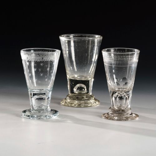 3 Kelchgläser 

3个高脚杯。 
18世纪末/19世纪初。
无色，1个略带锰色的玻璃，部分雕刻；2个有破损，1个错位的破损。高10,5-11,5厘&hellip;