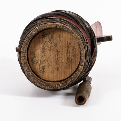 Sakefass mit Monzeichen 

带字母图案的酒桶。 
1880.日本。底部有所有权说明。附上翻译。
木头，有颜色。54 x 30 x 20厘&hellip;