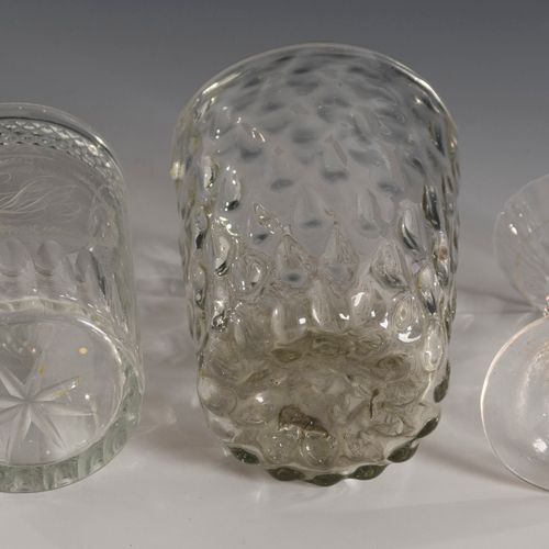 Kelchglas und 2 Becher 

高脚杯和2个杯子。 
19世纪上半叶。
无色，1倍的微熏玻璃。
一个蜂窝状吹制的高脚杯（高10厘米），一个圆柱&hellip;