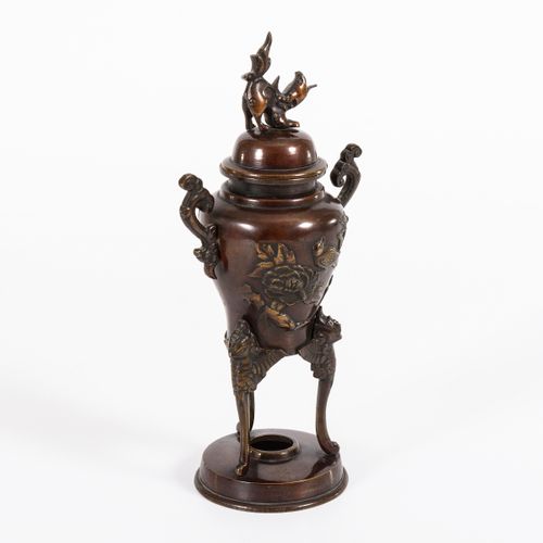 Dreibeinige Deckelvase 

三条腿的有盖花瓶。 
可能是中国。
烧焦的黄铜。高25,5厘米。
腿上有鸟的图案，盖子的把手是一只吠叫的狗的形&hellip;