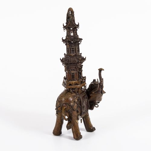 Elefant mit  Pagodenaufsatz 

Elephant with pagoda top. 
East Asia.
Bronze.Total&hellip;