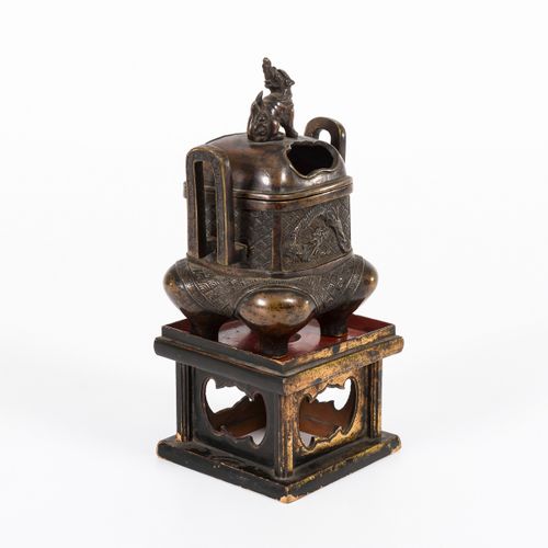 Bronzeräuchergefäß auf Lacksockel 

漆面底座上的青铜香炉。 
中国。标记的。
高16厘米，底座高7.5厘米。
四足盖器，有两&hellip;