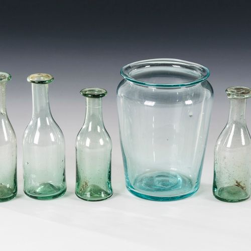 8 verschiedene Flaschen und 3 Vorratsgläser 

8个不同的瓶子和3个储存罐。 
18世纪下半叶/19世纪上半叶。
各&hellip;