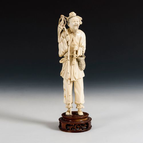 Elfenbein - Fischer mit Pfeife 

Ivory fisherman with pipe. 
Around 1900.Probabl&hellip;