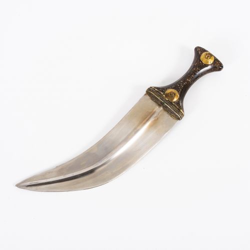 Jambia mit Gürtel 

Jambia with belt. 
North Africa.
Weapon: L 35 cm.
Double-edg&hellip;