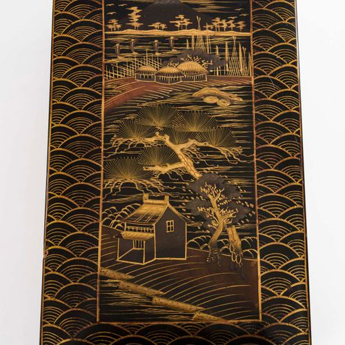 Goldlack-Schatulle 

金漆棺材。 
可能是20世纪20年代。日本。
11 x 27 x 15厘米。
矩形机身，带插入物。盖子上装饰着湖泊和富&hellip;