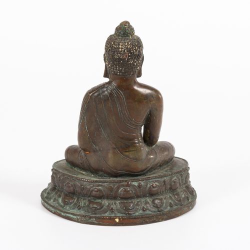 Bronze-Buddha 

青铜佛像。 

高22厘米。4,5公斤。
佛陀在交错的座位上，有触地的姿态。非常厚的壁，没有铸造模具的痕迹。