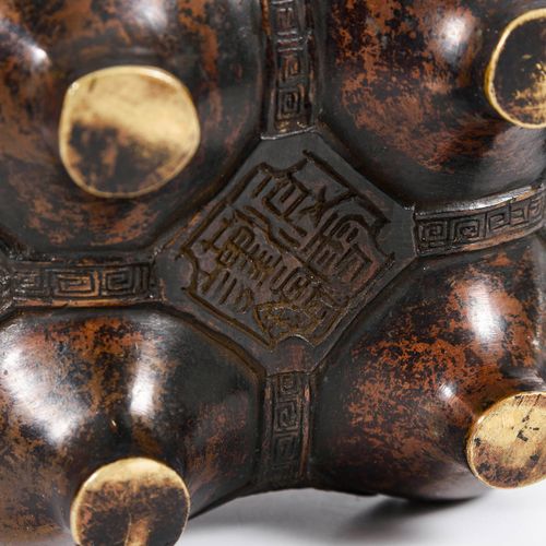 Bronzeräuchergefäß auf Lacksockel 

Bronze censer on lacquered base. 
China.Mark&hellip;